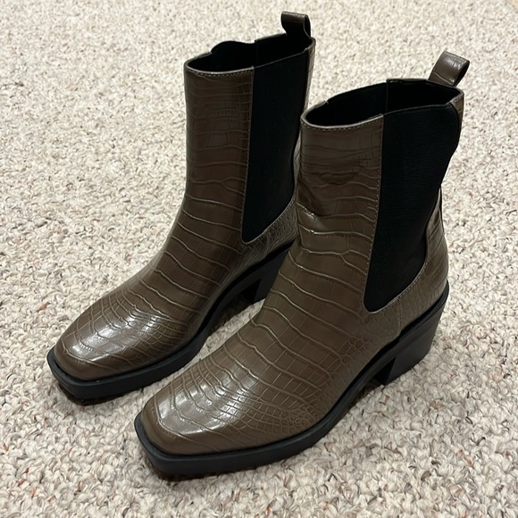 Open Edit Ayla Chelsea Boot Croc Pattern Green Sz 6.5 - Picture 1 of 9